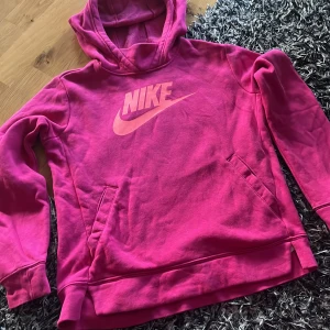 Nike hoodie  - Fin Nike hoodie . Knappt använd så i fint skick 