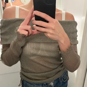 Gina Tricot  - Topp. Helt nyskick. Grå/ silvrig