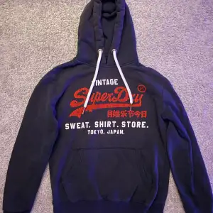 Extremt snygg, stilren och fräsch Superdry hoodie - Storlek: Small - Skick: 8/10 - Nypris: ≈ 1500kr - Mitt pris: 499kr - DM för frågor & funderingar. 🌴