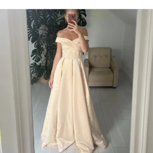 Balklänning  - En underbart fin balklänning som jag köpt second hand, två bilder är lånade. Den är använd en gång av mig på min egna bal och har inga defekter. Jag tänkte sälja den för 350kr + frakt. Hör av er om ni har frågor🫶🏼 