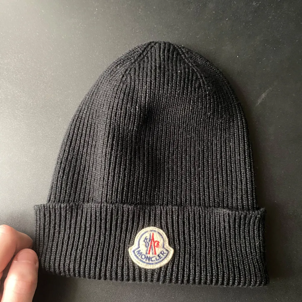 Moncler mössa, svart. Ordinariepris: 2199kr (care or carl) Mycket bra skick. Nfc tag och andra tags.. Accessoarer.