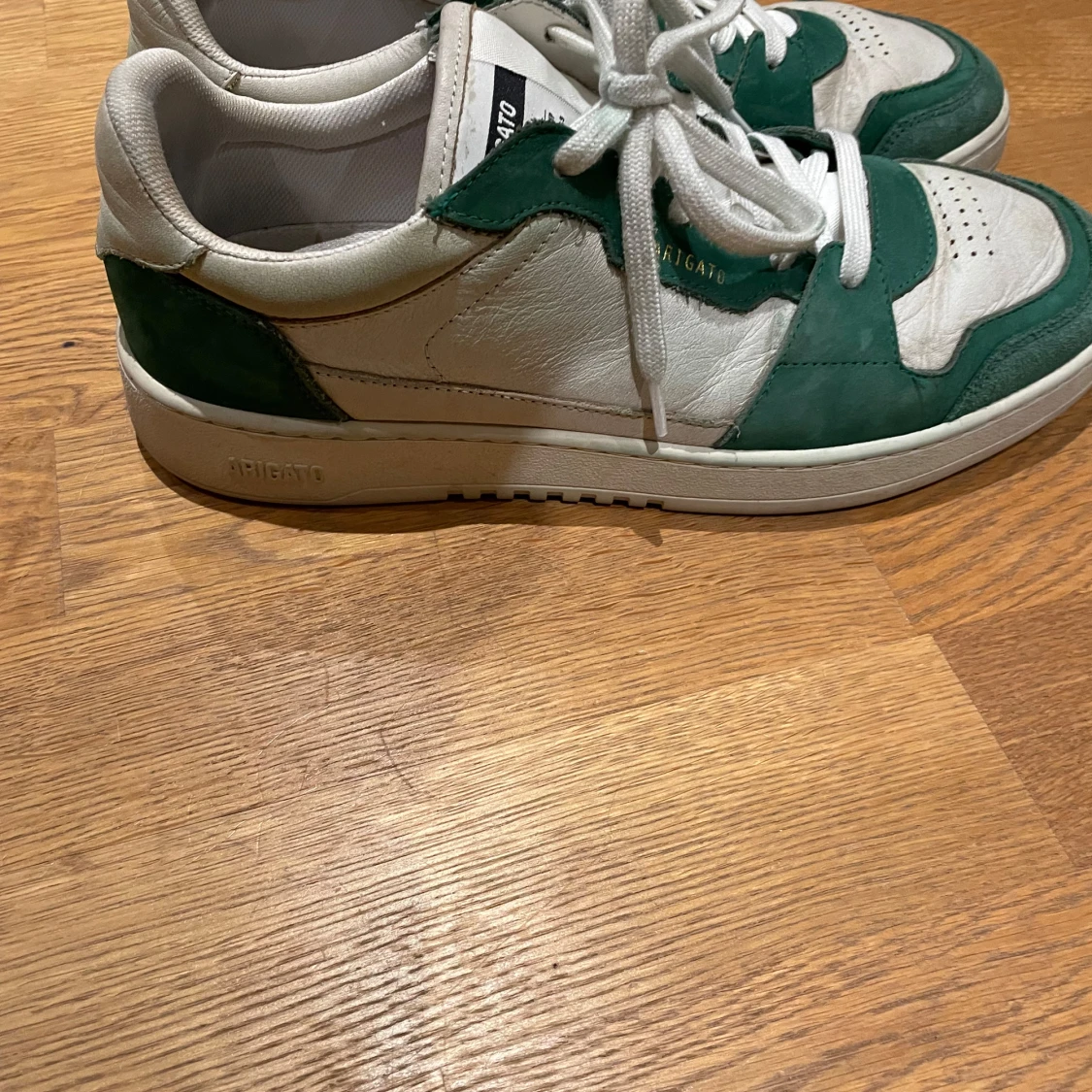 Grönvita sneakers från Axel Arigato