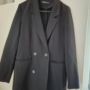 Svart kavaj Gina tricot st 38 - Svart kavaj i fint skick från Gins tricot. Kavajen är i en rak modell och är lite över size.
