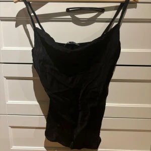 Svart sidentopp från Zara - Säljer denna snygga sidentopp från zara!! Sitter såå fint på, skriv ifall ni vill ha fler bilder <3 