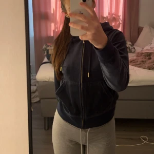 juicy couture tröja - gammal modell knappt använd säljer för att jag har en till mörkblå