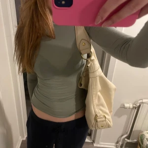 Handväska  - Jätte söt vit/cremfärgad handväska, säljer pga att den inte kommer till användning 🩷