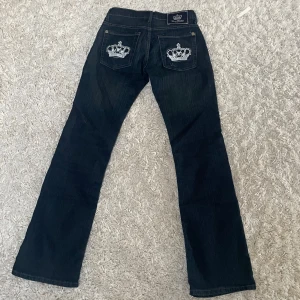 Victoria beckham jeans - Lågmidjade jeans från Victoria Beckham, midja ca 36 cm och innebenslängden är ca 82 cm💕