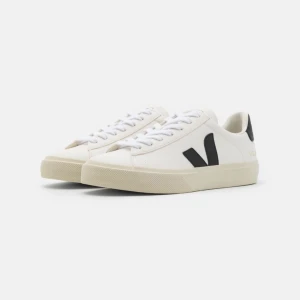 Vita sneakers från Veja - Snygga  sneakers från Veja med svarta detaljer. De har en klassisk design med snörning och en bekväm sula. Perfekta för både vardag och fest! kom privat för bilder!
