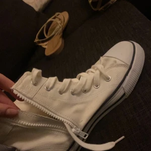 Vita sneakers  - Snygga skor passar båda killar och tjejer , old fasion men väldigt snyggt till en höstlig dag jag har aldrig använt dem ett få tal gånger 