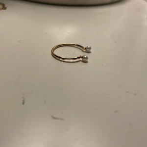 Super söt gullig ring - Säljer denna super gulliga fina ring. Den har vita pärlor på varsin sida. Aldrig andvänt 