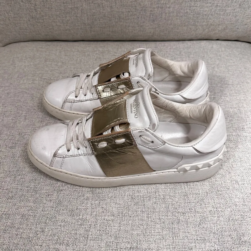 Valentino ”open” sneakers med guldig detalj👠 Bra skick med mycket användning kvar😊Damstorlek 39! Nypris på ~6500kr🤯. Skor.