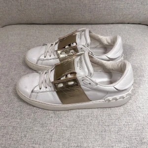 Valentino ”open” sneakers - Valentino ”open” sneakers med guldig detalj👠 Bra skick med mycket användning kvar😊Damstorlek 39! Nypris på ~6500kr🤯