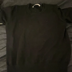 Stickad tröja - Svart stickad tshirt från zara. Knappt använd. Stl M men funkar även för S då den är ganska liten i stl