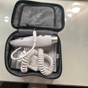 Manikyr och pedikyr set från SilverCrest - Säljer ett komplett manikyr och pedikyr set från SilverCrest. Inkluderar flera olika sliphuvuden för nagelvård, allt i en praktisk förvaringsväska. Perfekt för att hålla naglarna snygga och välvårdade hemma. Setet är i nyskick och kommer med originalförpackning.