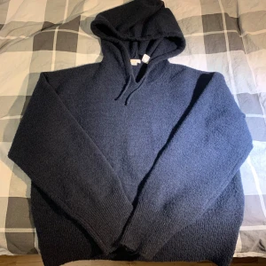 Stickad hoodie från Gina young - Köpte denna i somras men känner att den inte längre sitter bra på mig, så säljer den vidare. Den är i fint skick🥰 
