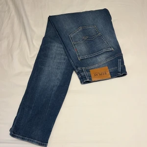 Blå jeans från Replay - Säljer ett par snygga blå jeans från Replay. De har en cool slitningseffekt och klassisk femficksdesign. Perfekta för en avslappnad stil. Passar både till vardags och fest! +frakt!!