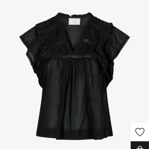 Neo Noir Blus, Storlek S - Jätte fin blus ifrån Neo Noir som från början kostar 599kr. Blusen är som ny och har endast använts några fåtal gånger💛 Blusen är svart i storlek S.