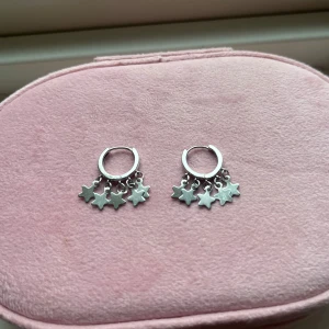 Silver örhängen  - Silver örhängen med stjärnor 