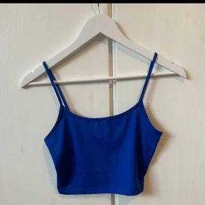 Tre stilrena croppade linnen - Säljer tre snygga croppade linnen i olika färger. Ett blått, ett grått ribbat och ett svart. Perfekta för sommaren eller en utekväll. Alla har smala axelband och är i mycket bra skick. Passar perfekt till jeans eller kjol!