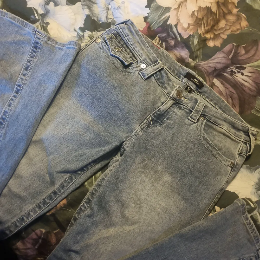 Boutcut low waist jeans från true religion, fint skick. 900 kr + frakt. Jeans & Byxor.