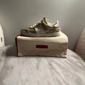 Valentino flycrews  - 8/10 skick, använda cirka 3 gånger. 1 nit av, 1 dustbag och box tillkommer.