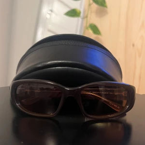 Chimi Fade  - Chimi solglasögon i modellen fade. I färgen brun, är slutsåld på hemsidan. Är i nytt skick. Säljer då dem inte riktigt var min stil och inte har använts. Köpte för 1500kr 
