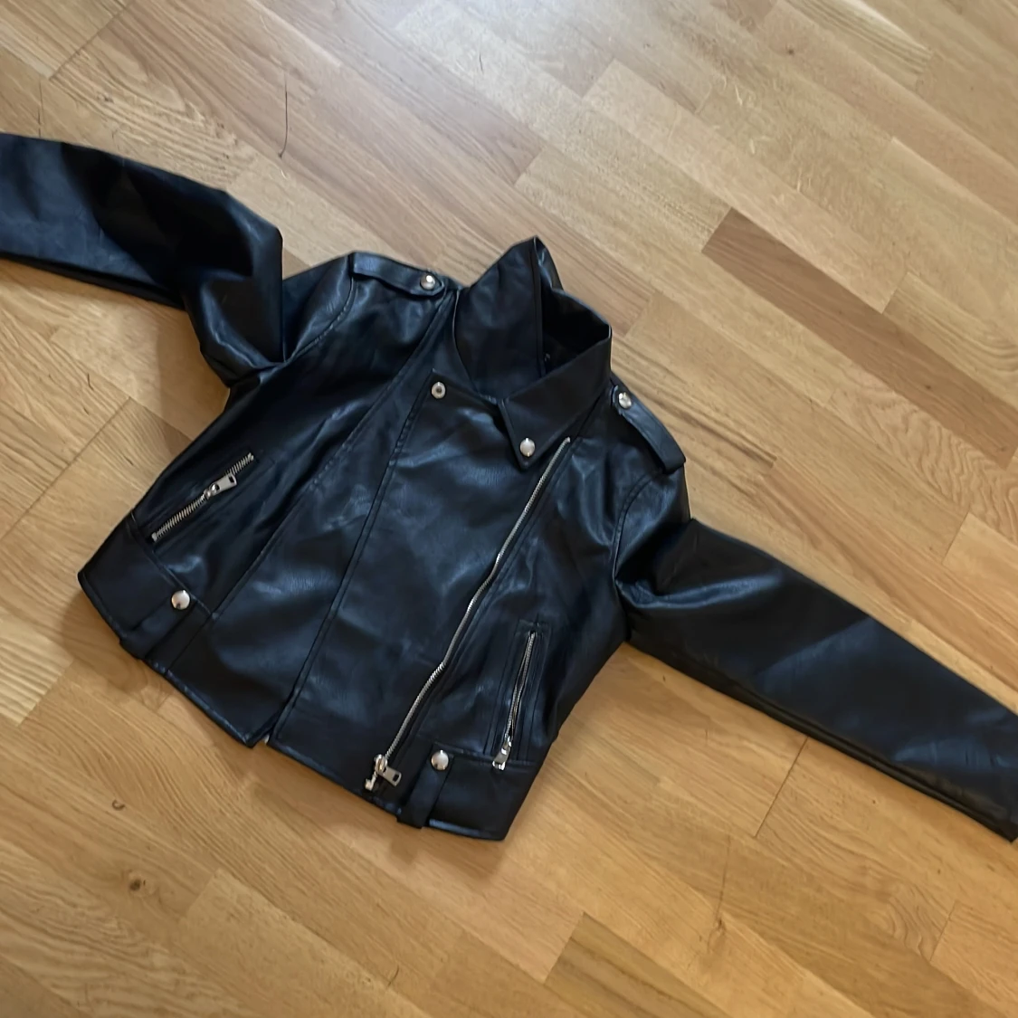 Svart läderjacka  - 90