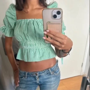 söt grön top!!! - super snygg top i en jätte fin grön färg som är perfekt nu om man ska utomlands eller till sommaren!!  den är ifrån hm och är i storlek m men passar också s!!!❤️❤️