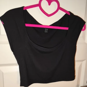 Svart ribbad topp från Shein - Snygg svart ribbad topp från Shein i storlek S. Den har en enkel och stilren design med korta ärmar och en bekväm passform. Perfekt för både vardag och festliga tillfällen. 🖤
