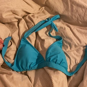 Turkos bikiniöverdel - Snygg turkos bikiniöverdel i okej skick. Den har en knytning i nacken för perfekt passform. Perfekt för sommarens stranddagar eller poolhäng! 💦