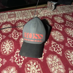 Hugo boss keps - Rätt så andvänd men ändå rett bra skick inga hål eller liknande. Pris går att diskuteras