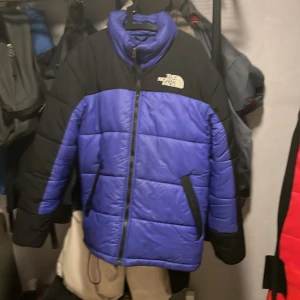 The north face jacka  - Varm och skön jacka sitter stort den är bra skick inte använd mycket alls skriv om ni har några funderingar mvh Jonathan