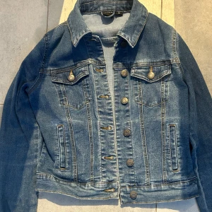 Jeansjacka💓 - Snygg jeansjacka strl XS från Vero Moda💕 Fåtals gånger använd! Säljer pga att den börjar bli för liten💗Nästan inga tecken på användning!
