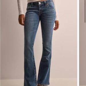 Blå bootcut jeans - Säljer nu dessa populära lågmidjade bootcut jeansen från nelly x true religion. Helt nya med lappen kvar, endast prövade. Otroligt snygga och sköna men är tyvärr lite för små för mig. Köpta för 1 399kr. Skriv för fler bilder eller frågor🥰🥰