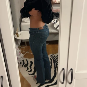 jesns - jätte snygga blåa jeans köpt på second hand! har midjemått 80cm (w27/28) och är 168 för referens🌸