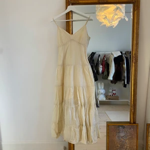 Vintage kräm färgad ljusgul klänning  - Storlek M på lappen, kan justeras med banden i midjan! Jag är 170 cm 