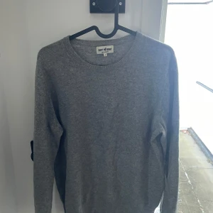 Grå kashmirtröja Soft Goat - Säljer en supermjuk och stilren grå kashmirtröja från Soft Goat. Väldigt fint skick och otroligt skön. Från det exklusiva märket soft goat och nypris: 2799kr. Säljer för 699 och det är en riktig steal!! Skriv vid funderingar🤩🤝