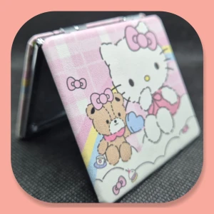 Hello Kitty 🎀 Fickspegel  - Så Söt Fickspegel Hello Kitty dubbla spegelglas där den ena förstorar mått är 7×7cm 🎀Titta igenom alla mina upplagda & köp fler saker i Bundle för att spara på frakten & få allt du köpt i ett & samma paket🎀 För att köpa med Bundle så får du först trycka i "Köp med bundle" sedan väljer du ut allt du vill köpa för att få allt på samma frakt = Billigare 👌 Om du däremot köper fler varor i olika köp blir det egen frakt för varje köp. Önskar du swisha mej, meddela mej vad du vill köpa så ordnar vi det