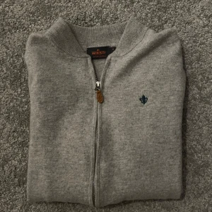 Morris Helzip - Grå Morris Fullzip i toppskick | Storlek M men passar S | 100% Merinoull | Hör av dig vid frågor eller funderingar! 🙂