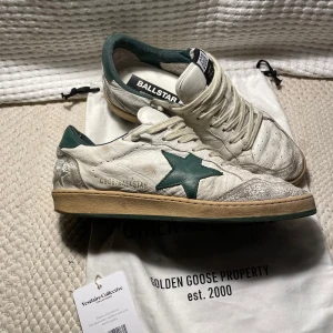Golden Goose Ballstars  - Säljer nu mina använda men fräscha Golden Goose Ballstars! Riktigt sköna och stilrena skor för sommaren. Äktahetsbevis finns och det är bara att skriva om du har någon fråga! Priset är inte hugget i sten! mvh Fedor😀