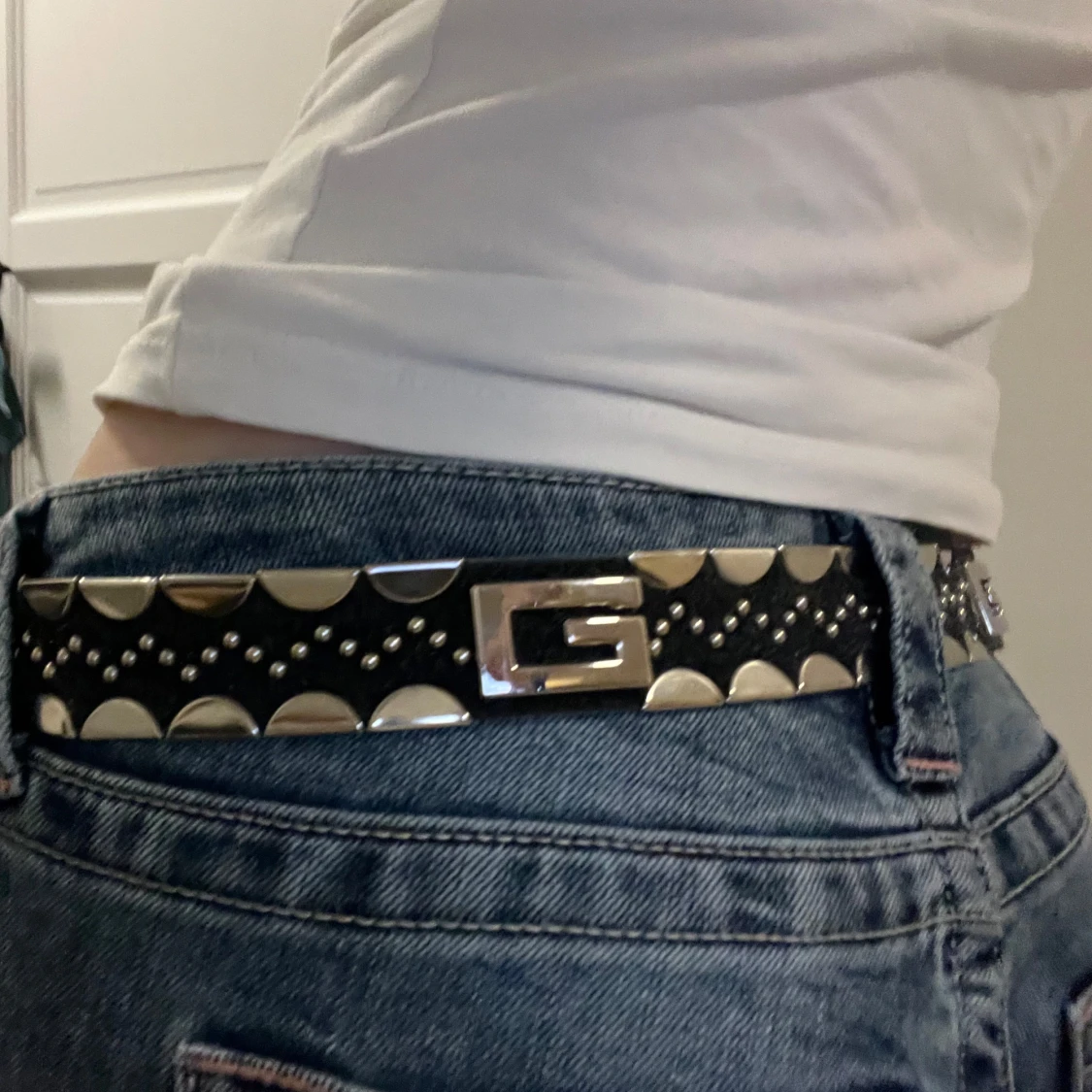 Svart bälte med silverdetaljer - 92