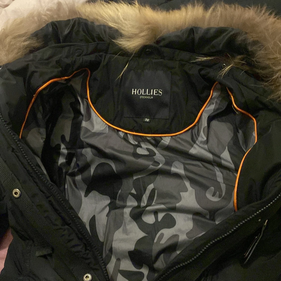 Svart parkajacka med pälsdetaljer från Hollies - 92