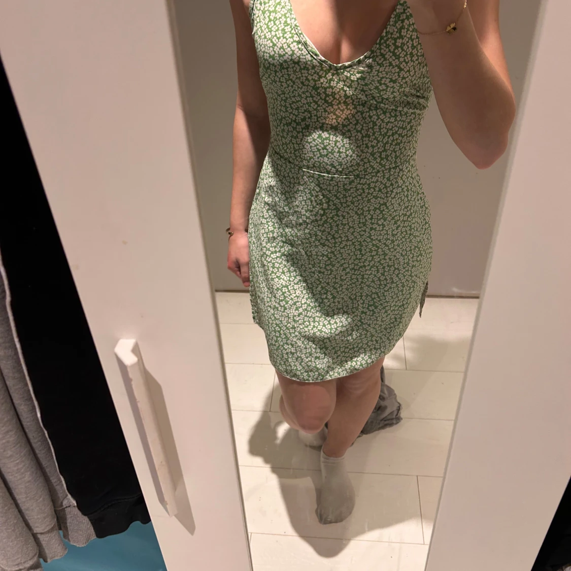 Grön blommig klänning med öppen rygg