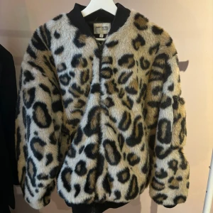 Leopardmönstrad pälsjacka från NAKD - Snygg och trendig leopardmönstrad pälsjacka från NAKD. Jackan har en fluffig textur och en klassisk passform med långa ärmar. Den är oversized så passar både en S & M.