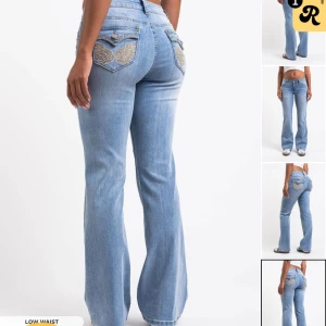 Ljusblå bootcut jeans med detaljerade fickor - Lågmidjade bootcut jeans från Madlady. Aldrig använda. Längd: Regular