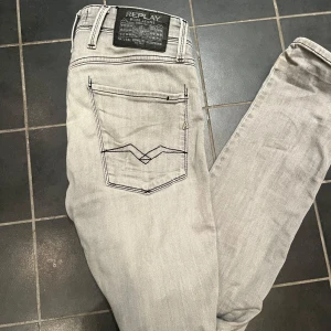 Grå Replay Anbass Jeans - Tja! Säljer mina grå Replay Anbass jeans i slim fit. De har en stilren grå färg som passar perfekt för en trendig vardagsstil. Hör av dig vid minsta fundering!                                                       
