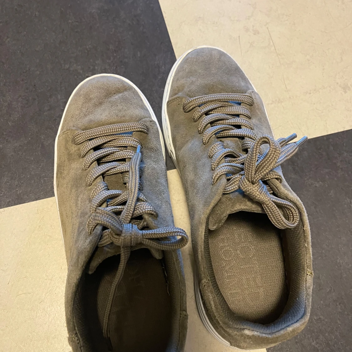 Grå sneakers med snörning - 3