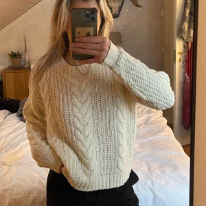 Vit stickad tröja  - Vit stickad tröja från vero moda i storlek M. Använt fåtal gånger💛