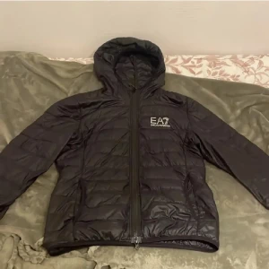 Armani jacka - Svart emporio Armani jacka . Nu skick, har använt den typ 2 gånger. Var inte min si e tyvärr. Size:M