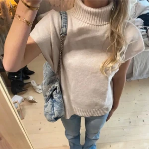 Stickad Polo tröja - Jättefin beige stickad polotröja i storlek S hör av dig vid minsta fundering💕😊